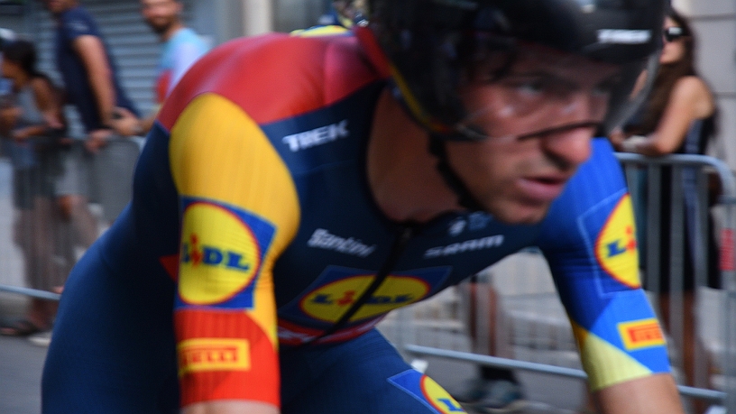 Giulio CICCONE.jpg - Giulio CICCONE 36° nella cronometro indietreggiando all’undicesimo posti nella classifica finale del Tour (era nono). Ha conquistato la classifica degli scalatori al Giro d'Italia 2019 e al Tour de France 2023. Ha vestito, per alcuni giorni, la maglia gialla nel 2019. Tra i suoi altri successi, il Giro dell'Appennino 2018 e il Trofeo Laigueglia 2020.